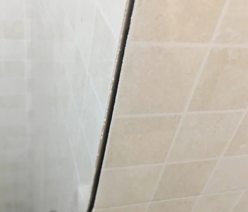 略阳瓷砖空鼓维修公司分享阳台瓷砖脱落的修复过程可以分为以下几个步骤
