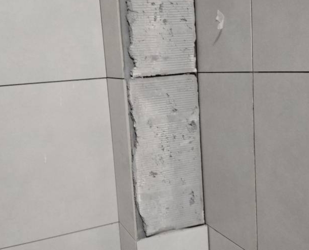 略阳瓷砖空鼓维修公司分享下瓷砖施工前基层浇水润湿程度不足，可能导致以下问题